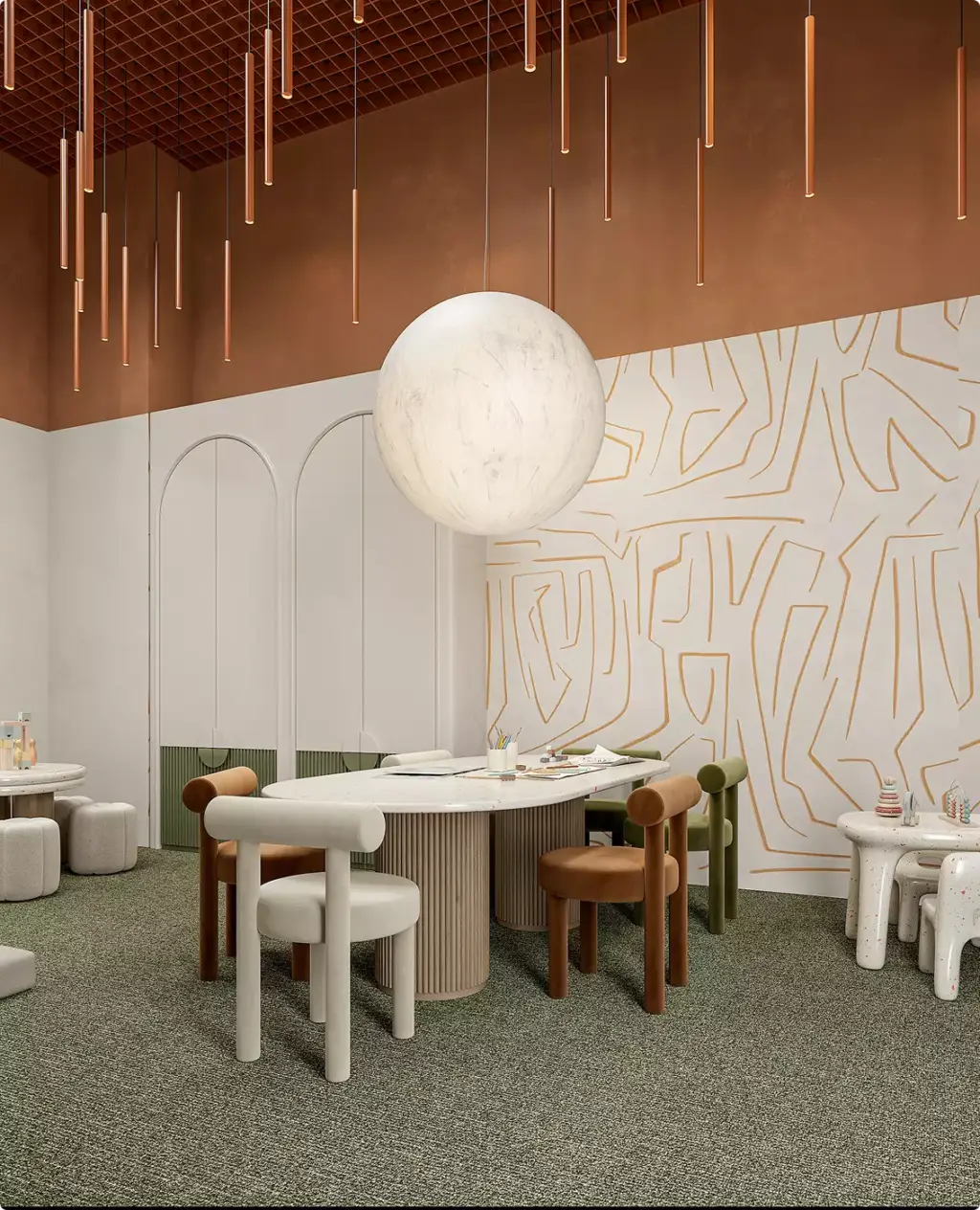 Sala creativa per bambini nel progetto architettonico di un centro fitness con tavoli, sedie e pareti decorate