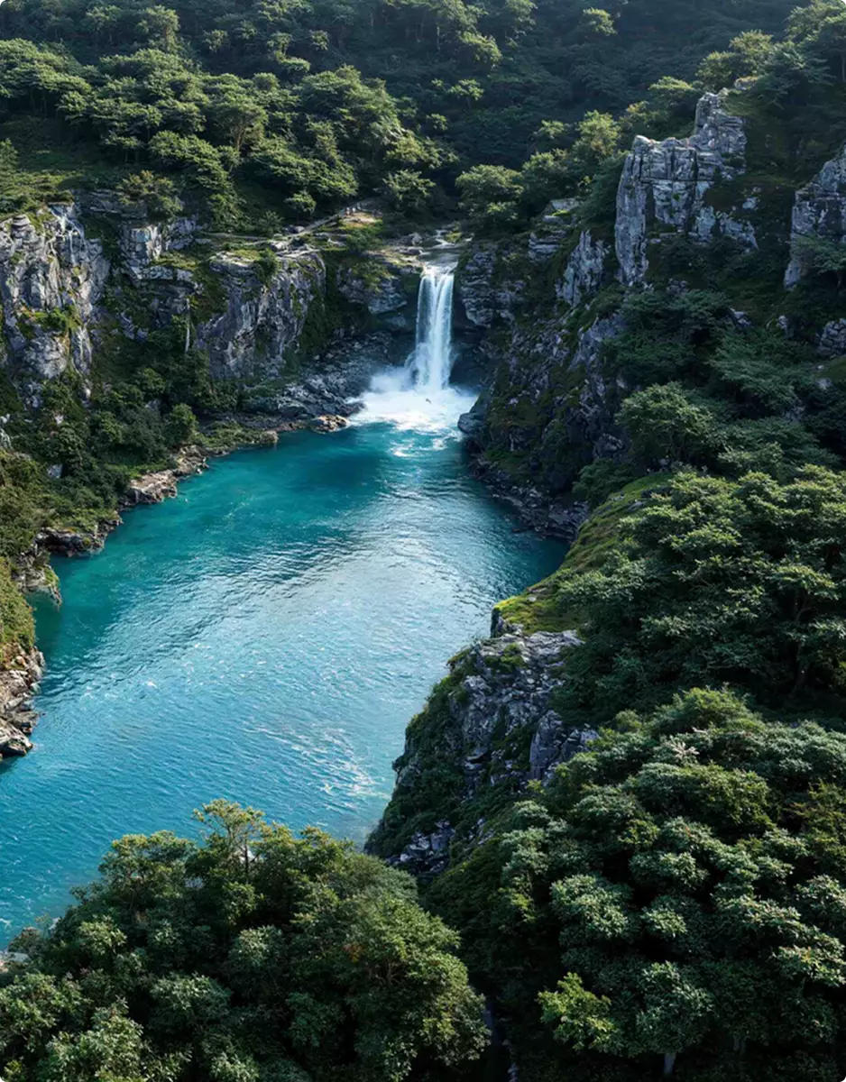 Landschaftsvisualisierung: türkisfarbenes Wasserfallbecken in felsiger Waldlandschaft