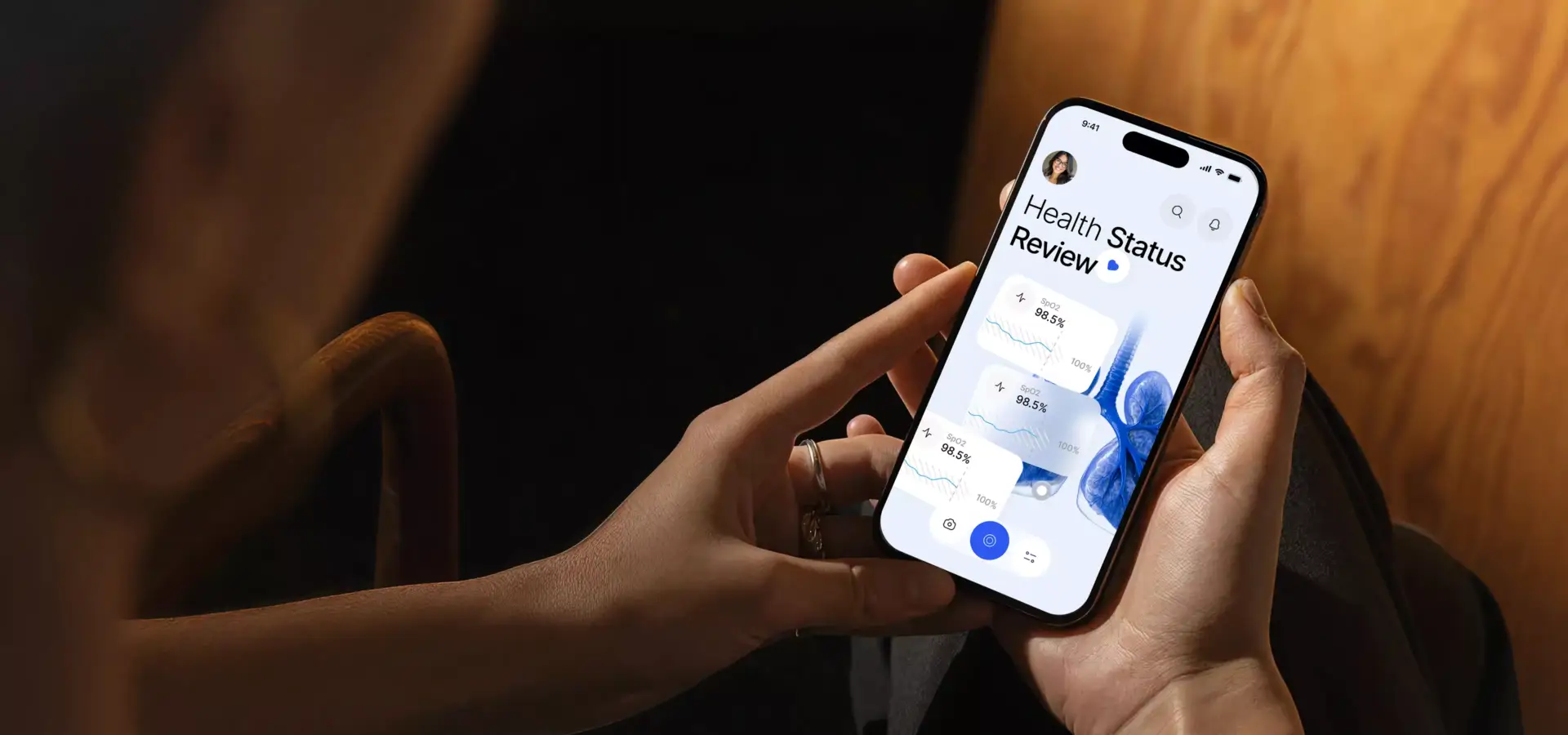 Diseño de aplicación móvil en la pantalla de un smartphone que muestra una interfaz de revisión del estado de salud, sostenido en interior