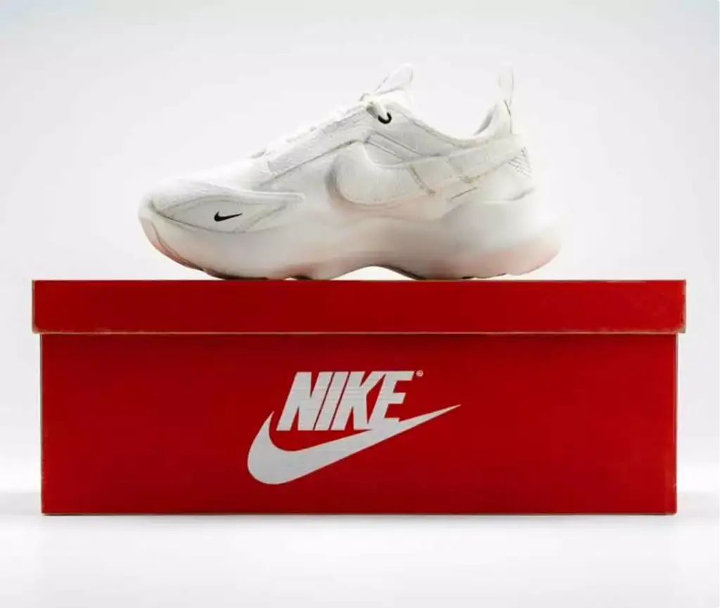 Fooh CGI: sneaker bianca su una scatola Nike rossa, su fondo chiaro neutro