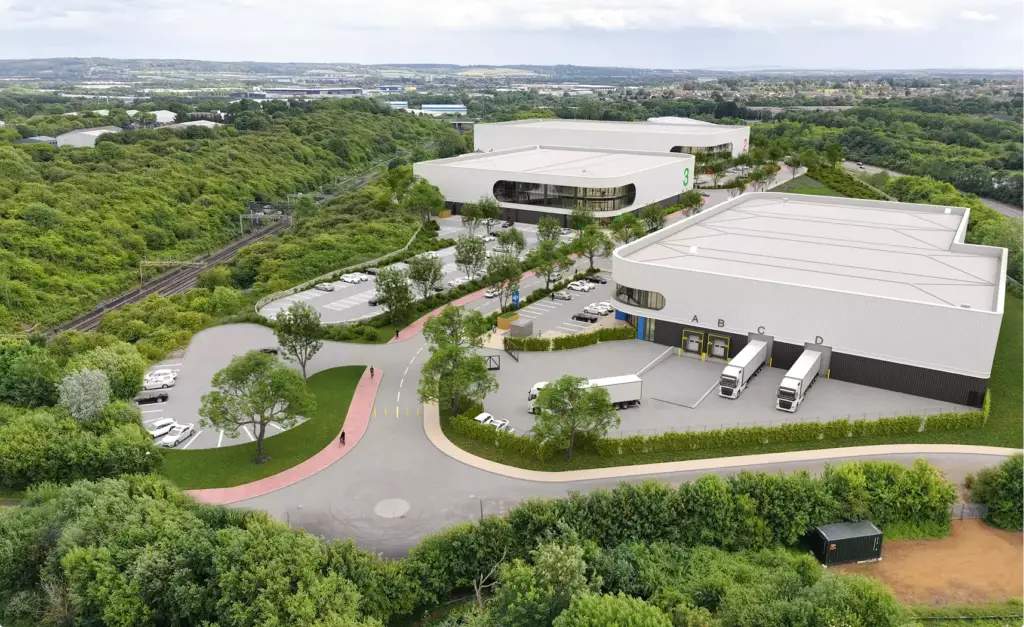 Rendering architettonico fotorealistico, vista aerea del centro logistico con magazzini, camion, strade e alberi
