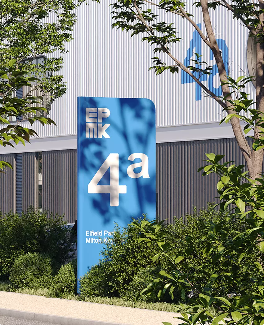 Rendering architettonico fotorealistico della segnaletica blu 4a con alberi davanti alla facciata del magazzino