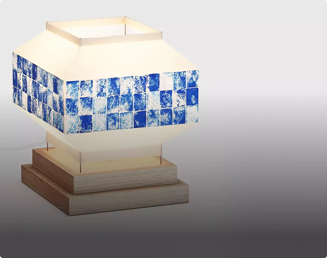 Geometrische Tischleuchte mit blauem Fliesenmuster, Studioaufbau aus der 3D-Produktmodellierung
