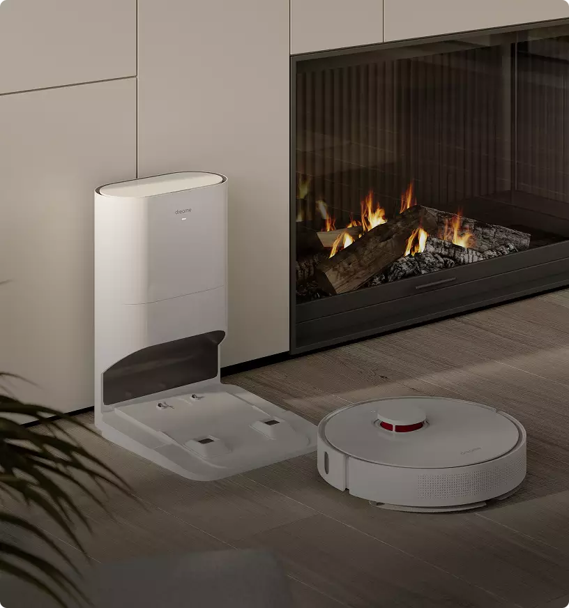 Saugroboter mit Ladestation neben dem Kamin, Smart-Home-Szene aus der 3D-Produktmodellierung
