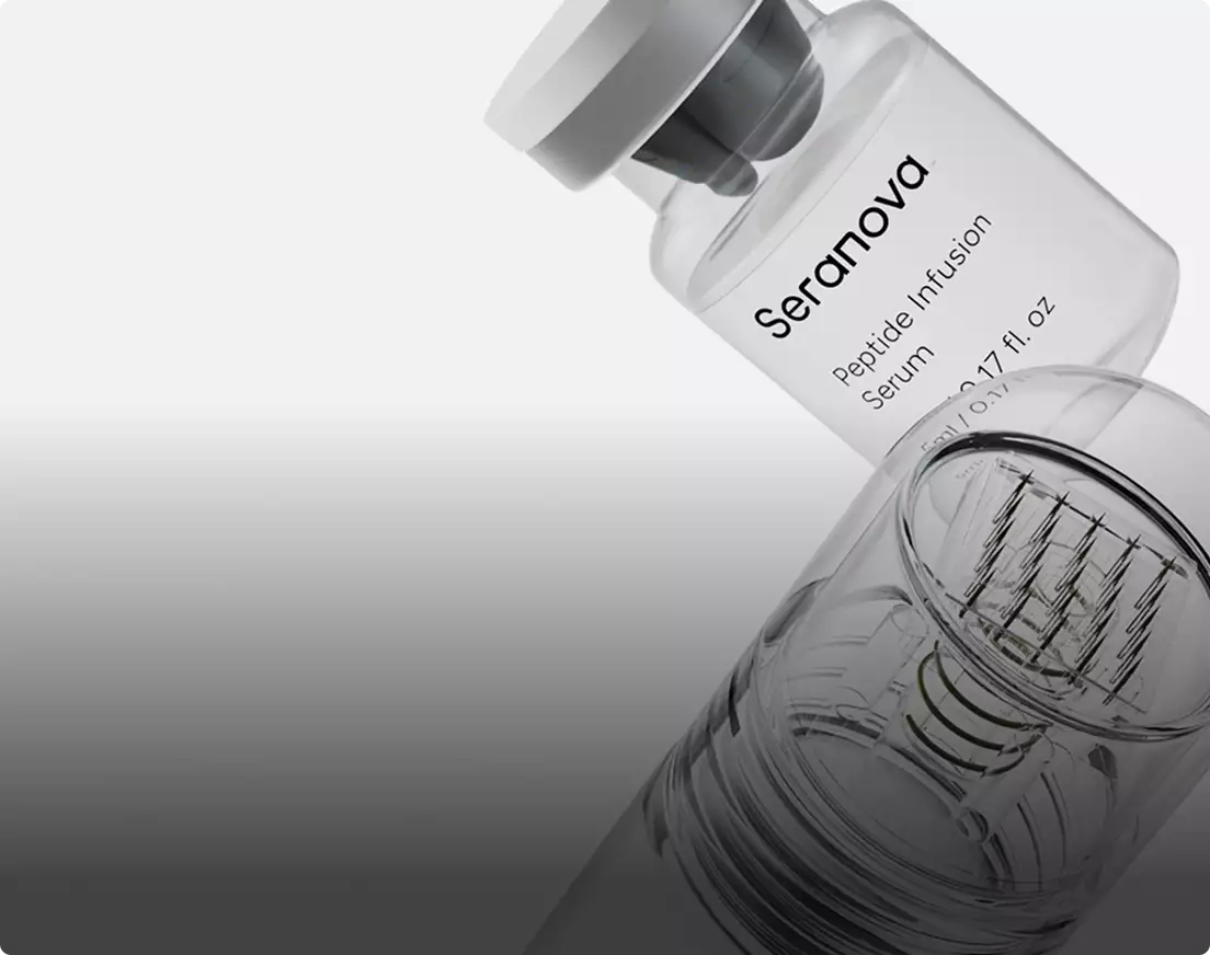 Serumflasche und Microneedling-Gerät, Kosmetik-Nahaufnahme aus der 3D-Produktmodellierung