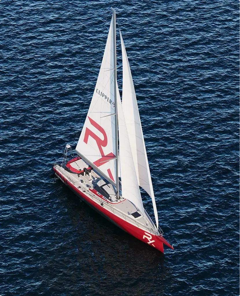 CGI dello yacht a vela, vista aerea dell'imbarcazione rossa e bianca sull'oceano blu profondo