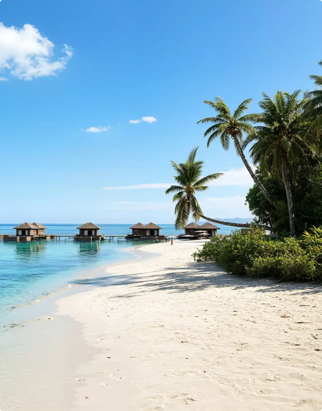 Luftbildvisualisierung: tropischer Strand mit Überwasservillen und Palmen