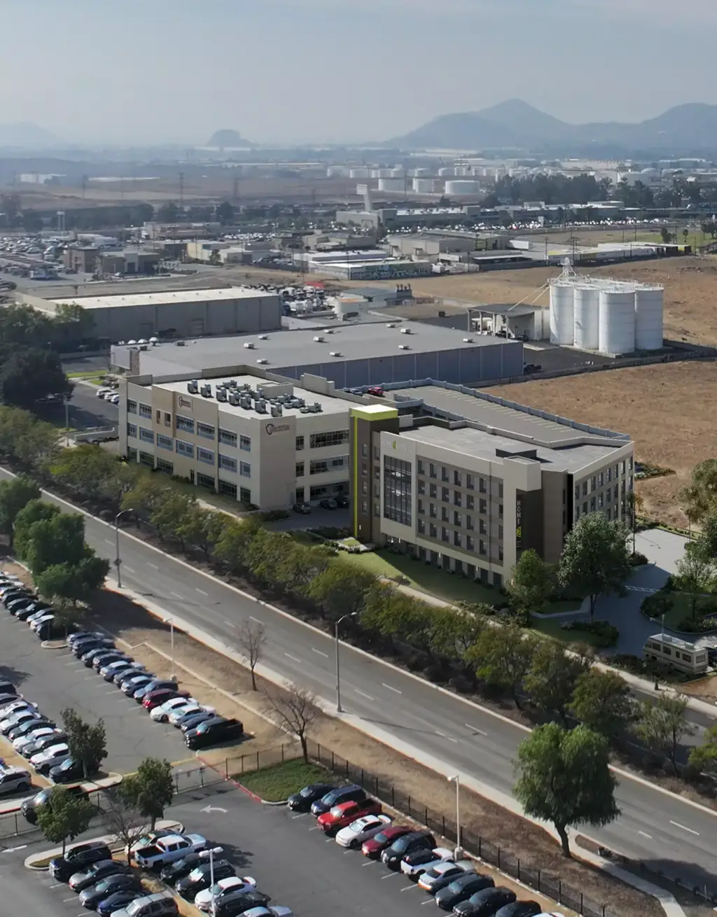Luftbildvisualisierung: Industriecampus an Zufahrtsstraße und Parkflächen