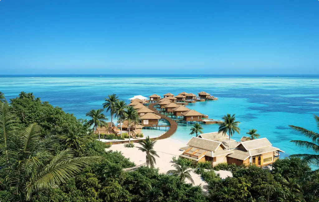 Luftbildvisualisierung: Luxusresort über dem Wasser an tropischer Küste