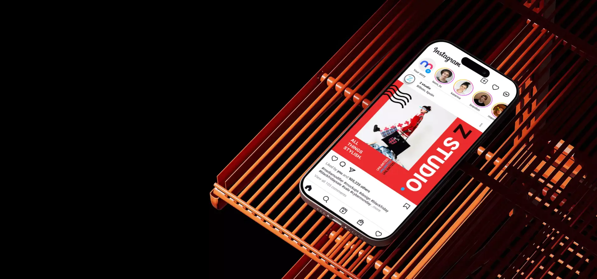 Diseño para redes sociales mostrado en un smartphone con una publicación de Instagram sobre un soporte naranja y fondo negro