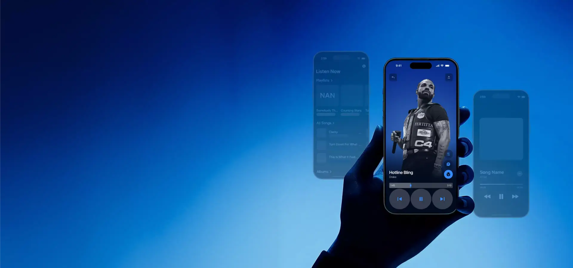 Application de lecteur musical sur un smartphone tenu en main, fond bleu et écrans d'interface superposés