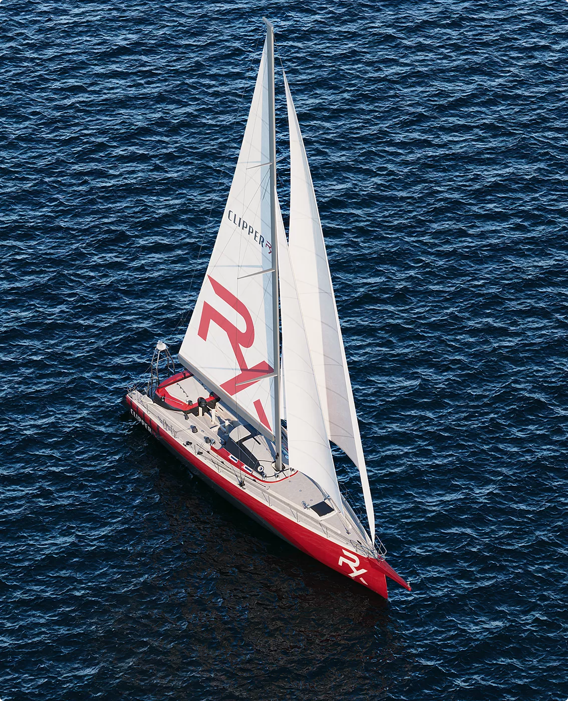 Luftaufnahme einer Segelyacht im Yacht-Rendering-Portfolio mit weißen Segeln über blauer See