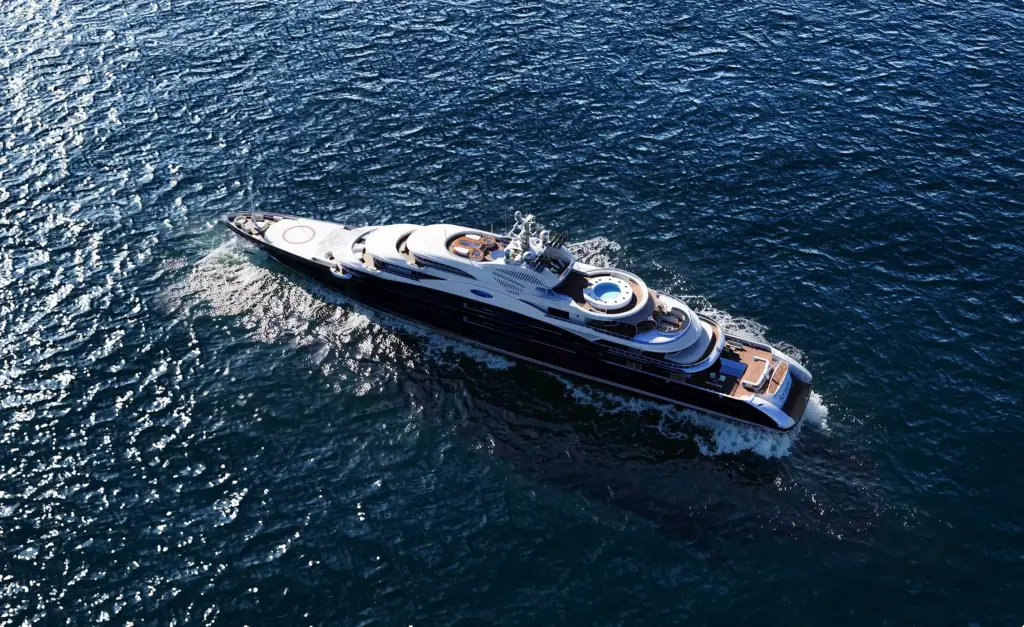 Luftaufnahme einer Superyacht im Yacht-Rendering-Portfolio mit Decks und Kielwasser auf offener See
