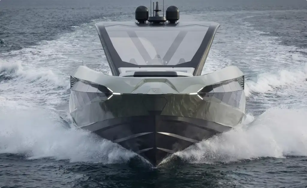 Frontansicht eines Luxus-Speedboats im Yacht-Rendering-Portfolio, das durch die Wellen schneidet