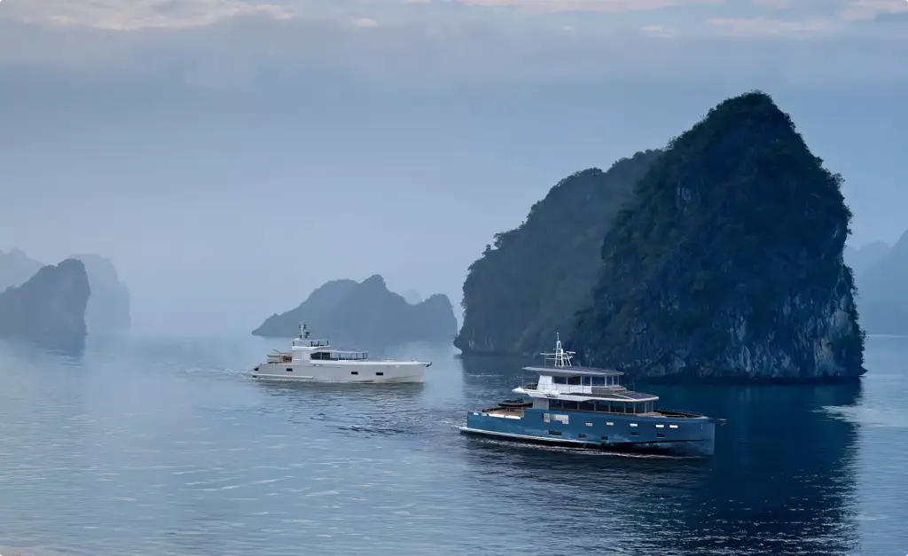 Zwei Luxusyachten im Yacht-Rendering-Portfolio zwischen nebligen Kalksteininseln