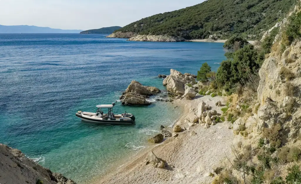 Kleiner Yacht-Tender im Yacht-Rendering-Portfolio vor Anker an einem felsigen Strand