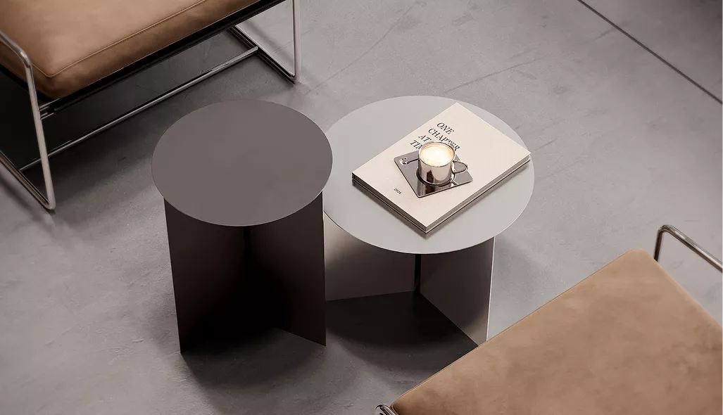 Ronde bijzettafels in café-interieur in CGI met koffiekop en tijdschrift op grijze vloer