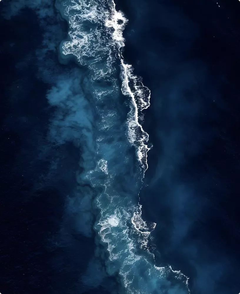 Immagini CGI di campagna per LARQ: onde oceaniche riprese dall'alto con texture d'acqua luminose