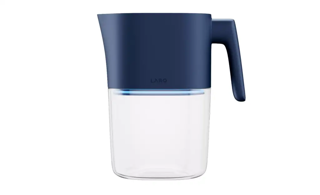 Immagini CGI di campagna per LARQ: caraffa d'acqua con luce blu di filtrazione in evidenza