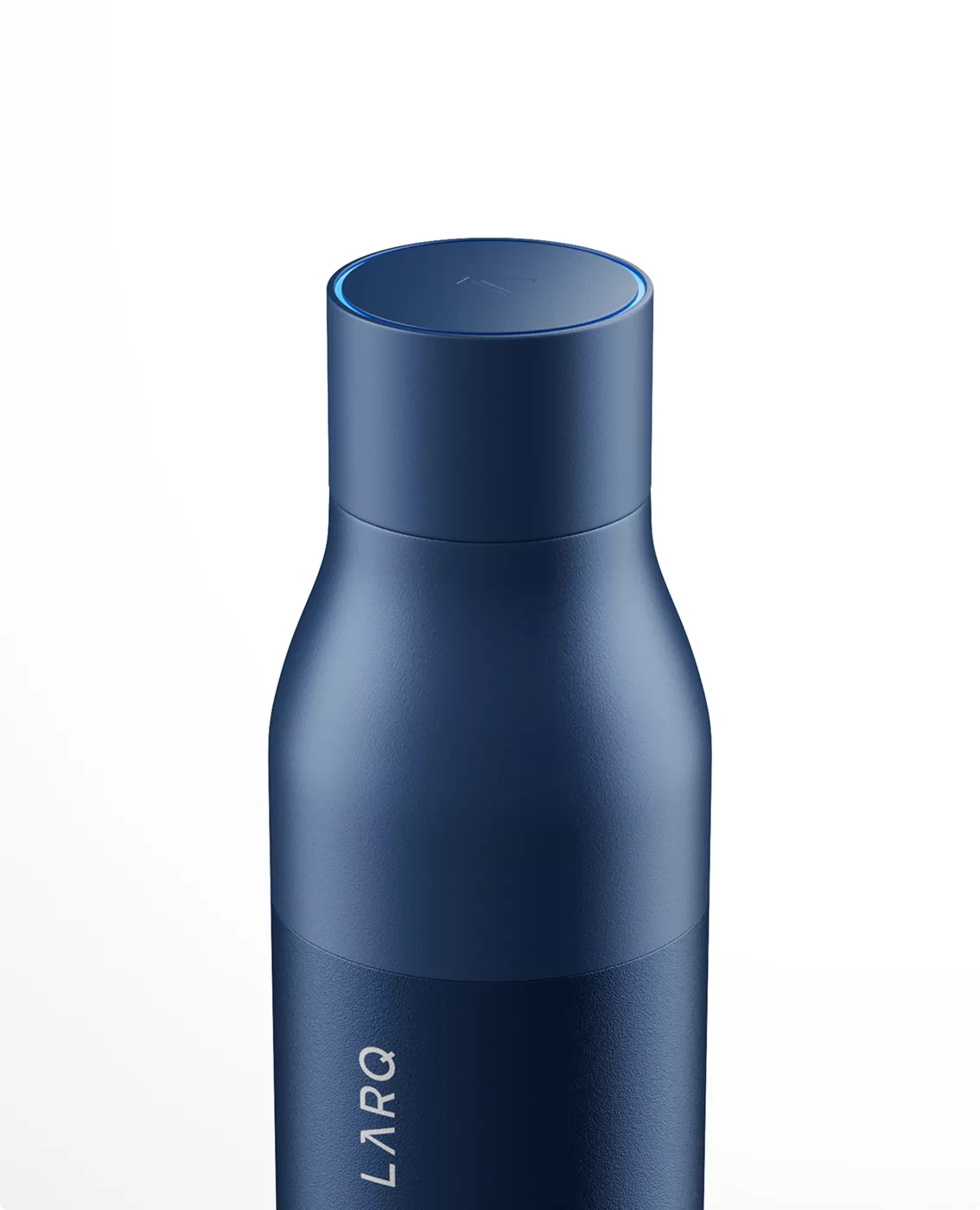 Dettaglio della visualizzazione della borraccia LARQ con tappo blu e finitura in acciaio inox materica