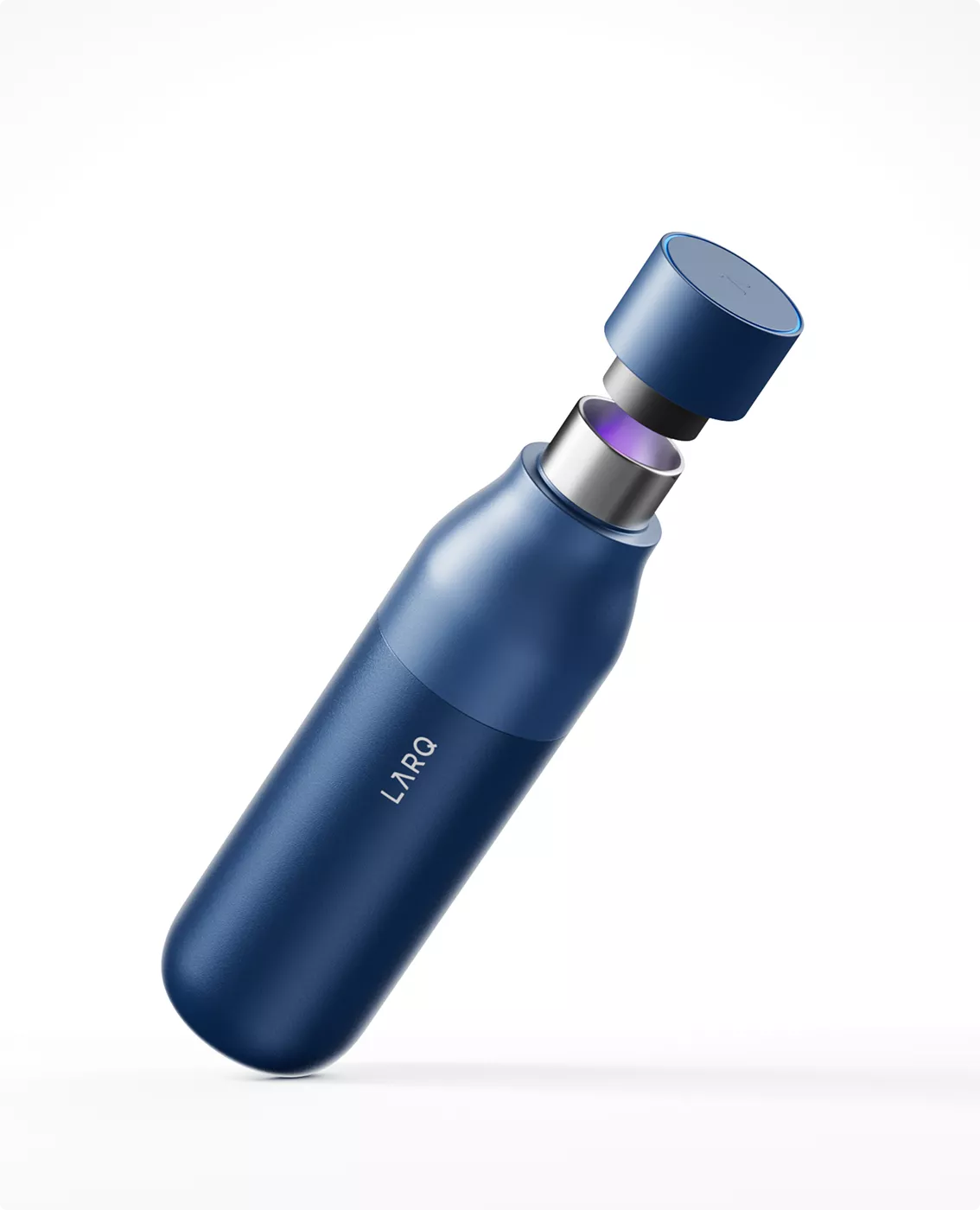 Visualizzazione della borraccia LARQ blu con tappo sollevato che mostra la tecnologia di pulizia UV interna