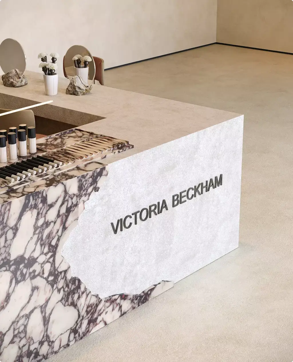 Close-up van het marmeren baliedesign met merkuiting in een luxe beautyomgeving en premium cosmeticapresentatie.