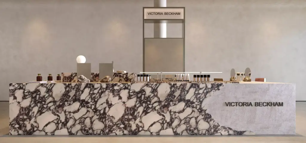 Beauty-Retail-Displayinsel mit eleganten Marmortexturen, hochwertigem Branding und minimalistischem Merchandising.