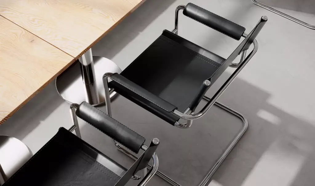 Fotorealistische 3D-visualisatie van een café met zwarte leren stoelen naast houten tafels