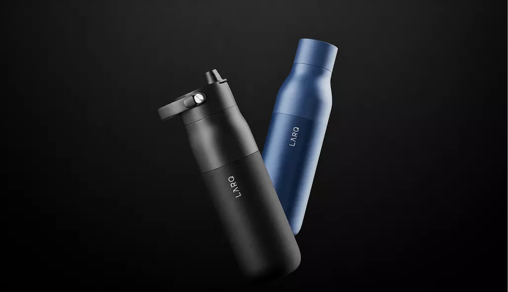 CGI di borracce smart: borracce nera e blu sospese su sfondo scuro