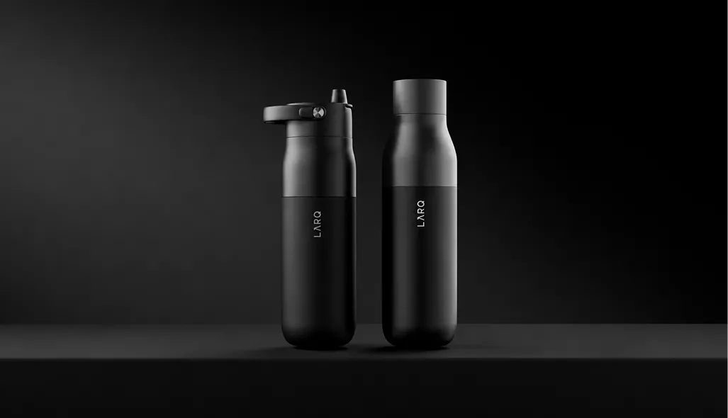 CGI di borracce smart: borraccia con tappo a cannuccia accanto al modello classico