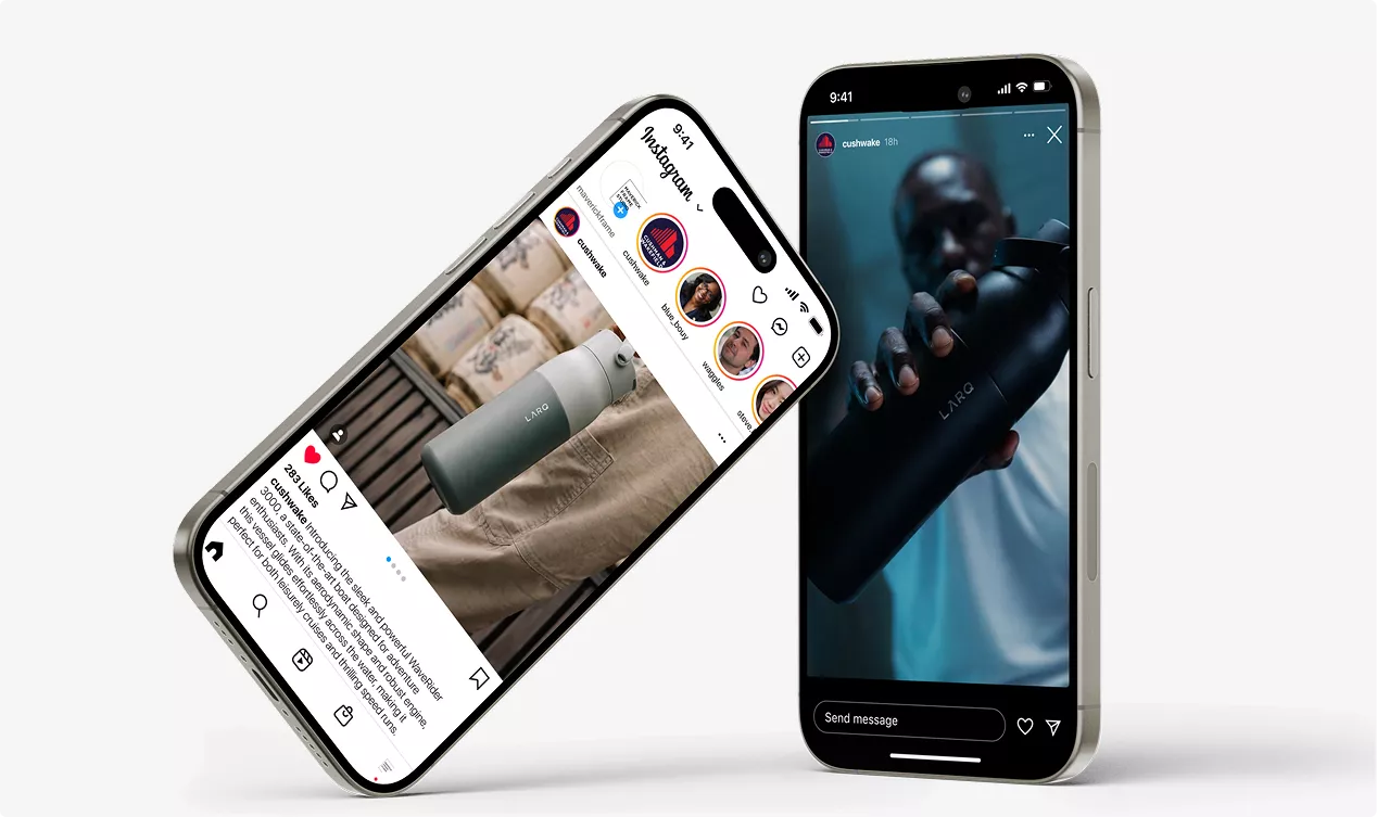 CGI di borracce smart mostrata su schermi social di smartphone in una scena mockup