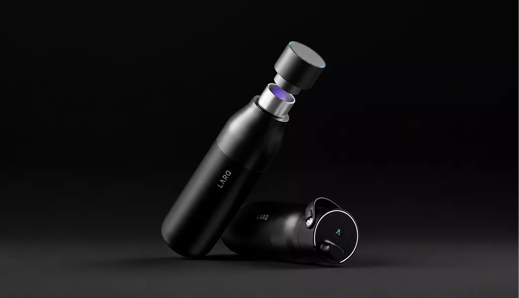 CGI di borraccia smart con tappo UV illuminato e corpo nero opaco su superficie scura