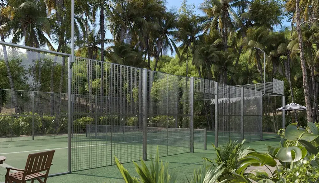Zijaanzicht-CGI van de padelbaan met de transparantie van de glaswand en de naadloze overgang naar de tropische tuin.