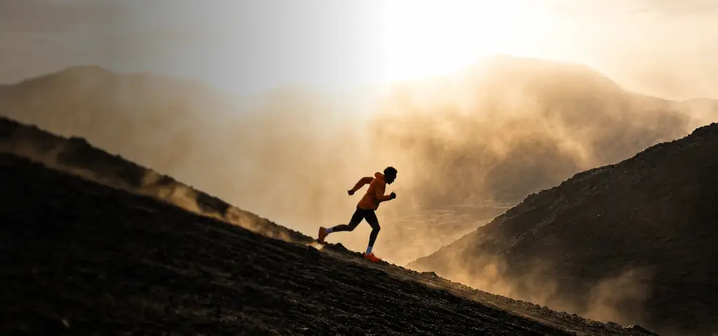 Trailrunner im Anstieg bei Sonnenuntergang, Hero-Motiv einer Produktlaunch-Visualisierung.