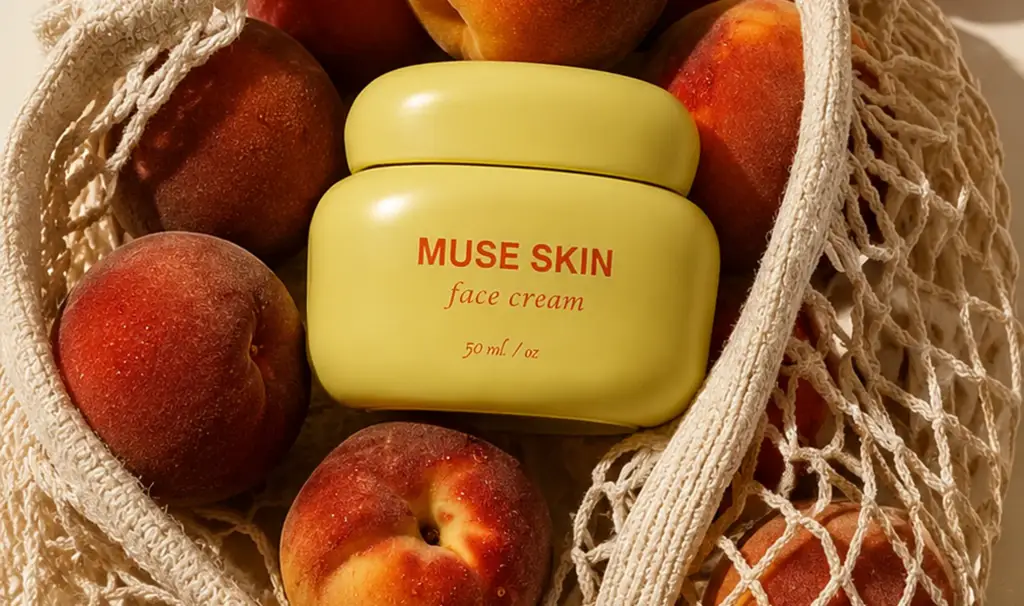 Barattolo di crema viso in una retina con pesche su una superficie luminosa, visualizzazione lifestyle di prodotto con AI.