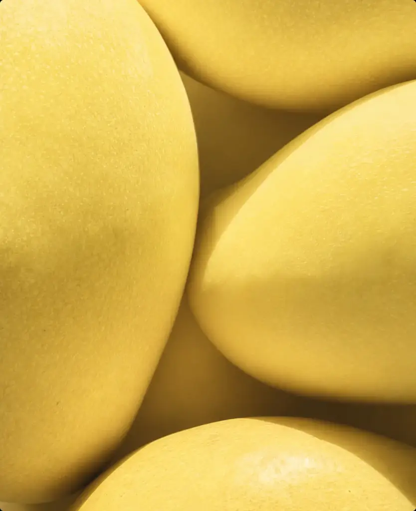 Mezze pesche morbide che raccontano l'ingrediente naturale della crema viso, visualizzazione con AI.