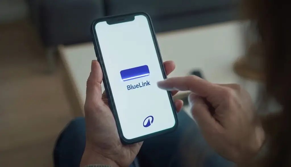 Mani che tengono uno smartphone con l'interfaccia dell'app di salute digitale e l'accento blu del brand.