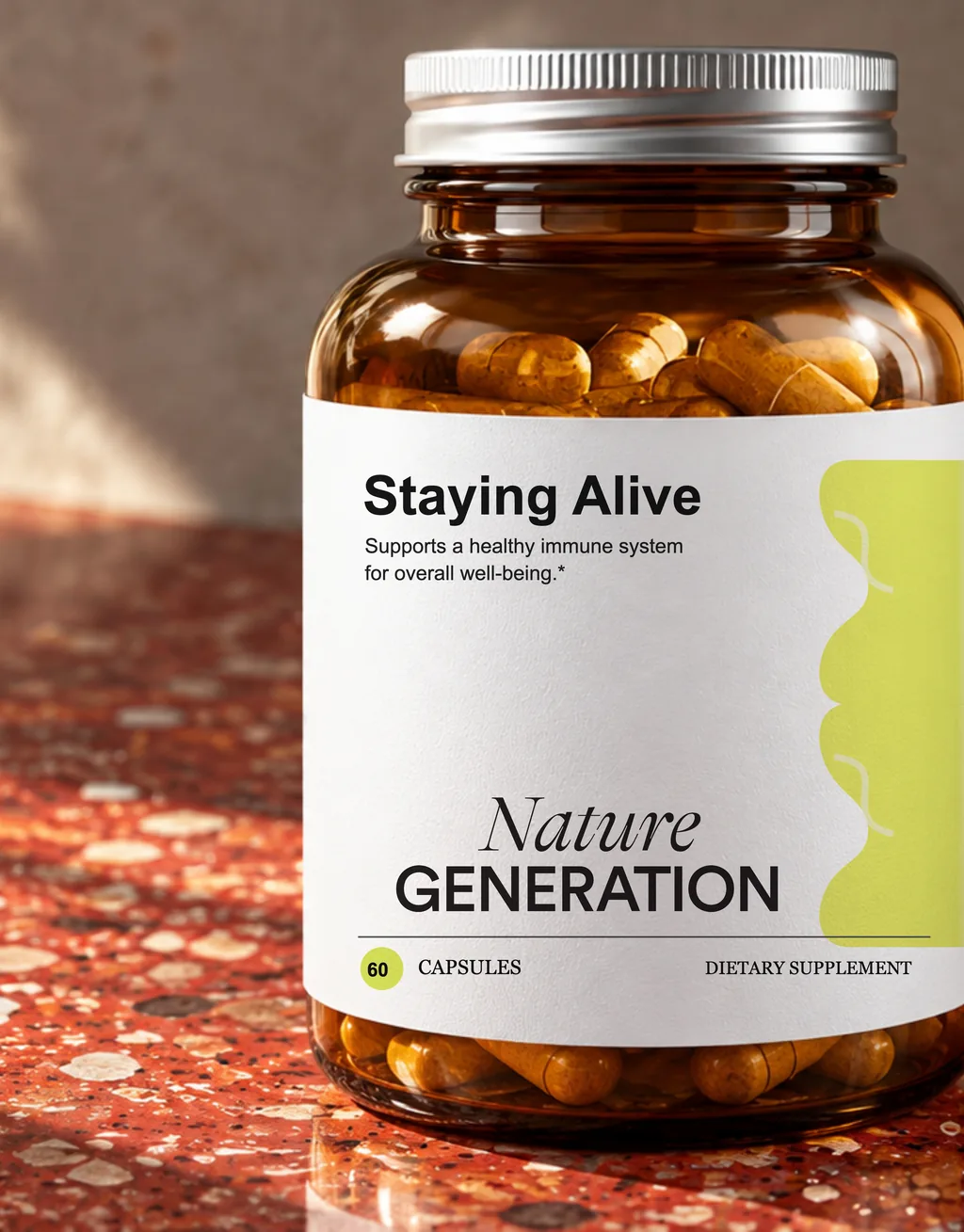 عبوة كهرمانية لمكمل Staying Alive على سطح من التيرازو الأحمر، رندر منتج ثلاثي الأبعاد