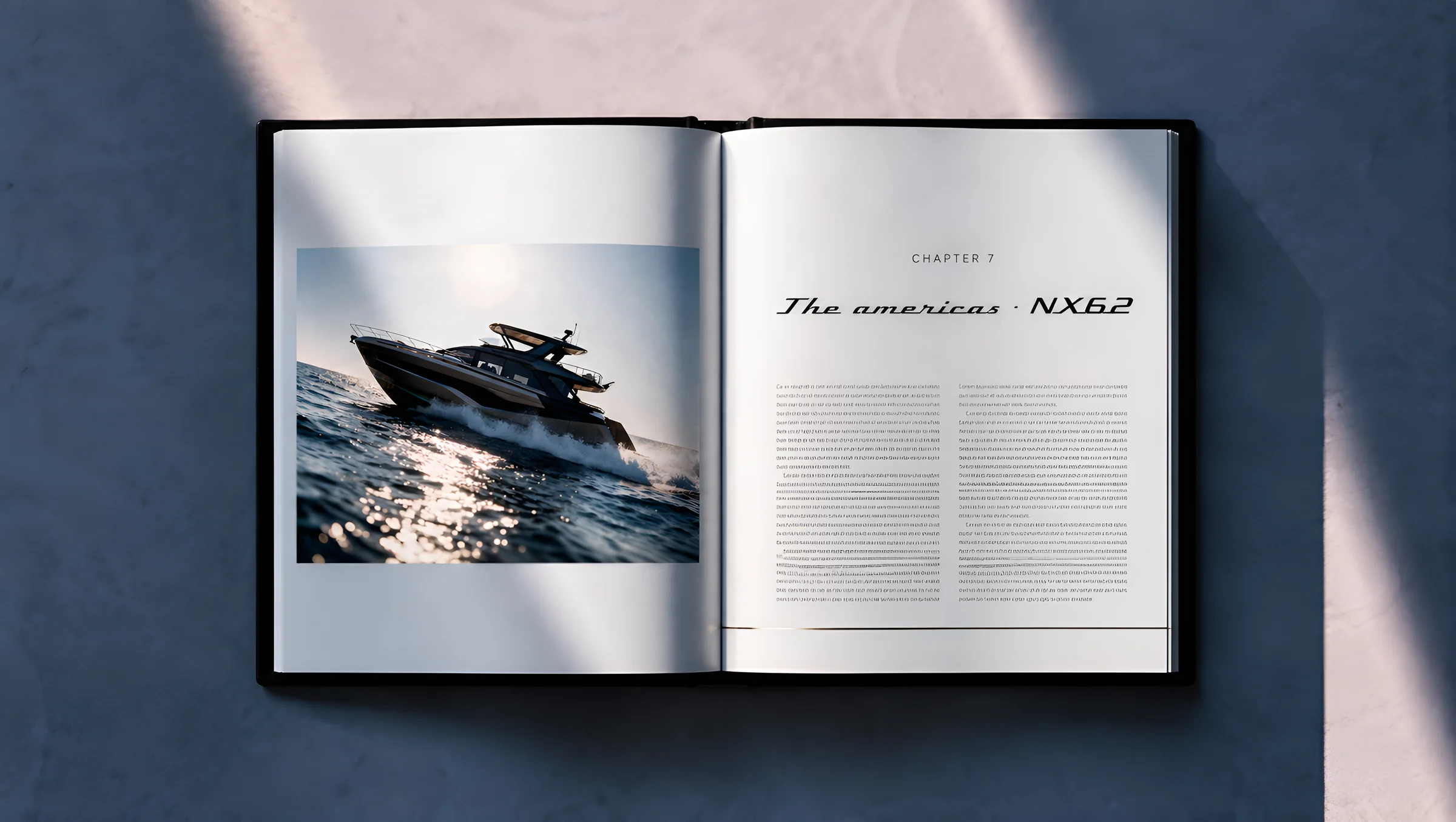 Doppia pagina con la foto di uno yacht a motore in velocità e il titolo di un capitolo, illuminata da un fascio di luce radente