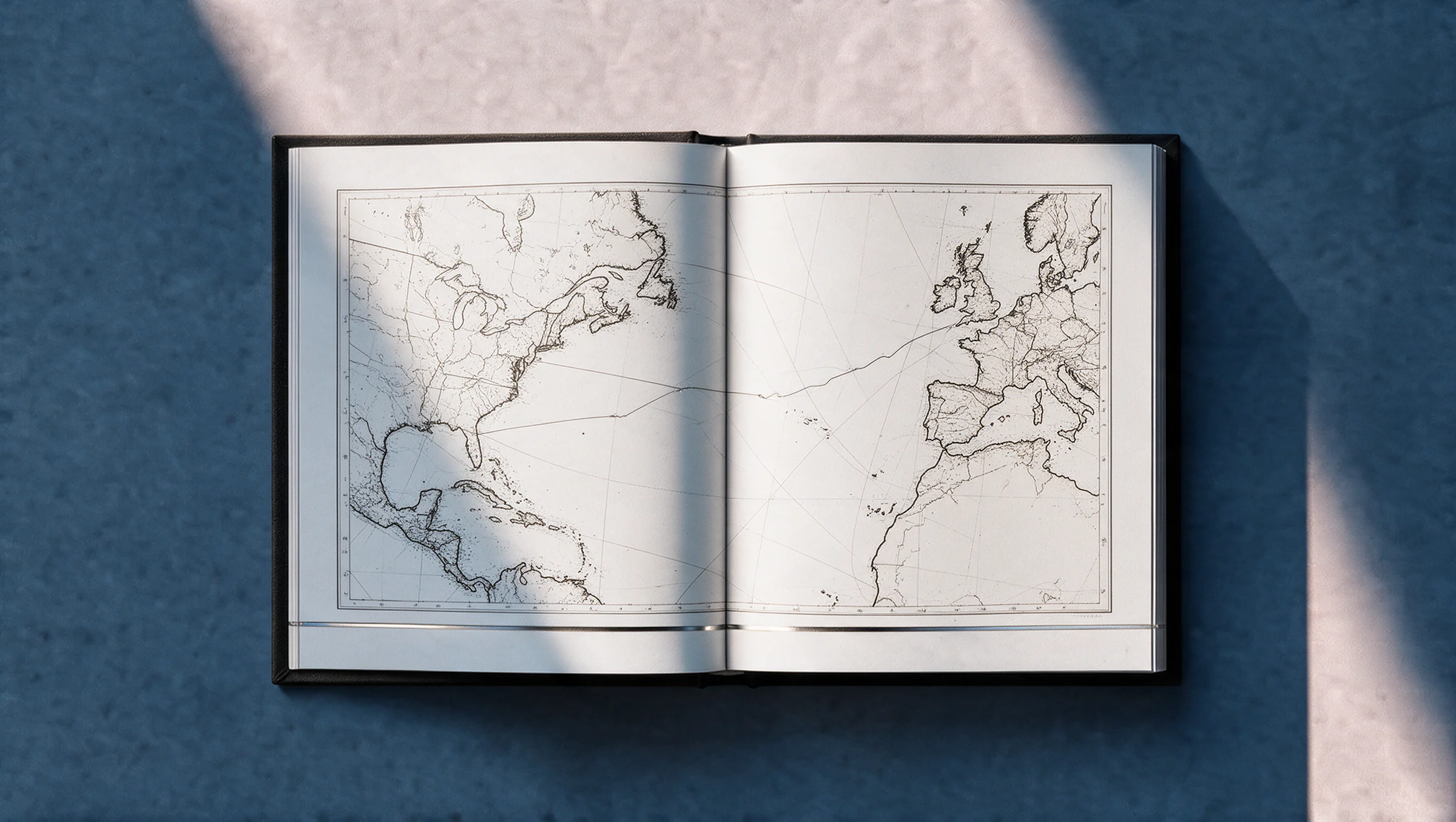 Doppia pagina con una mappa disegnata a mano della rotta di una traversata oceanica sulla pagina destra, in luce radente
