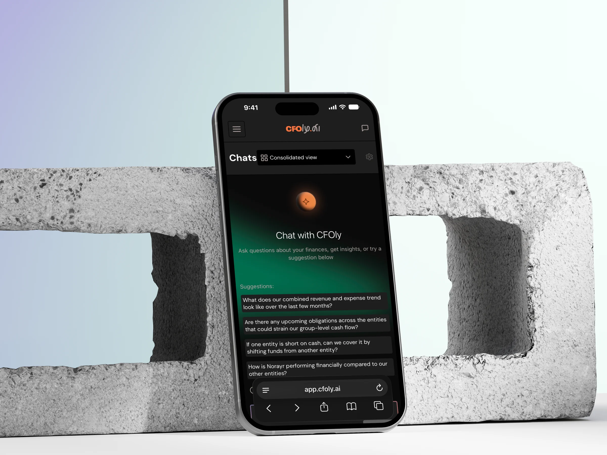 Telefoon met een financiële AI-chat en voorgestelde vragen, leunend tegen een betonblok