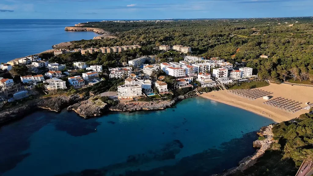 Animação aérea de um resort no litoral sobre uma praia de areia