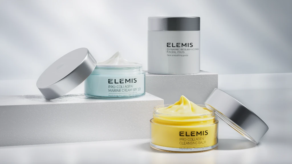 3D rendering of three skincare product jars with lids, on white blocks, soft light, from a side viewpoint.
