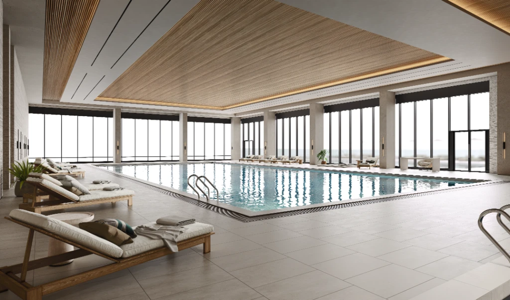 Rendu 3D d'une piscine intérieure paisible avec chaises longues en bois et vastes baies vitrées.