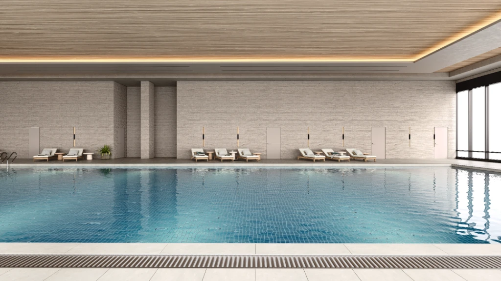 Rendu 3D d'une piscine intérieure paisible avec eau bleue, chaises longues blanches et plafond en bois clair.