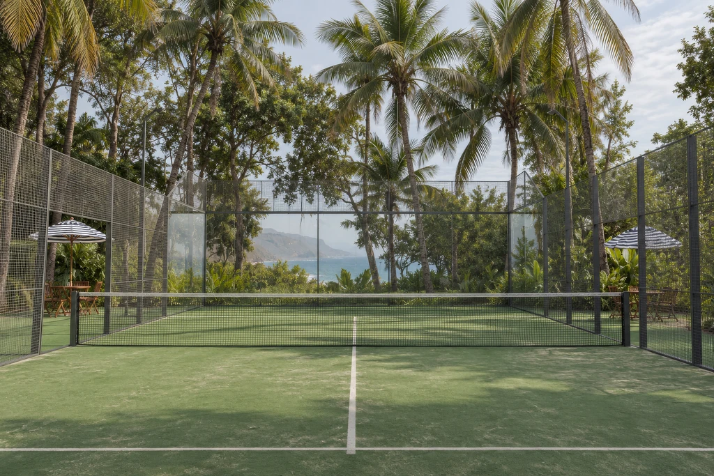CGI des Padelplatzes von der Grundlinie Richtung Ozean mit Glaswänden, Sonnenschirmen und hohen Palmen.