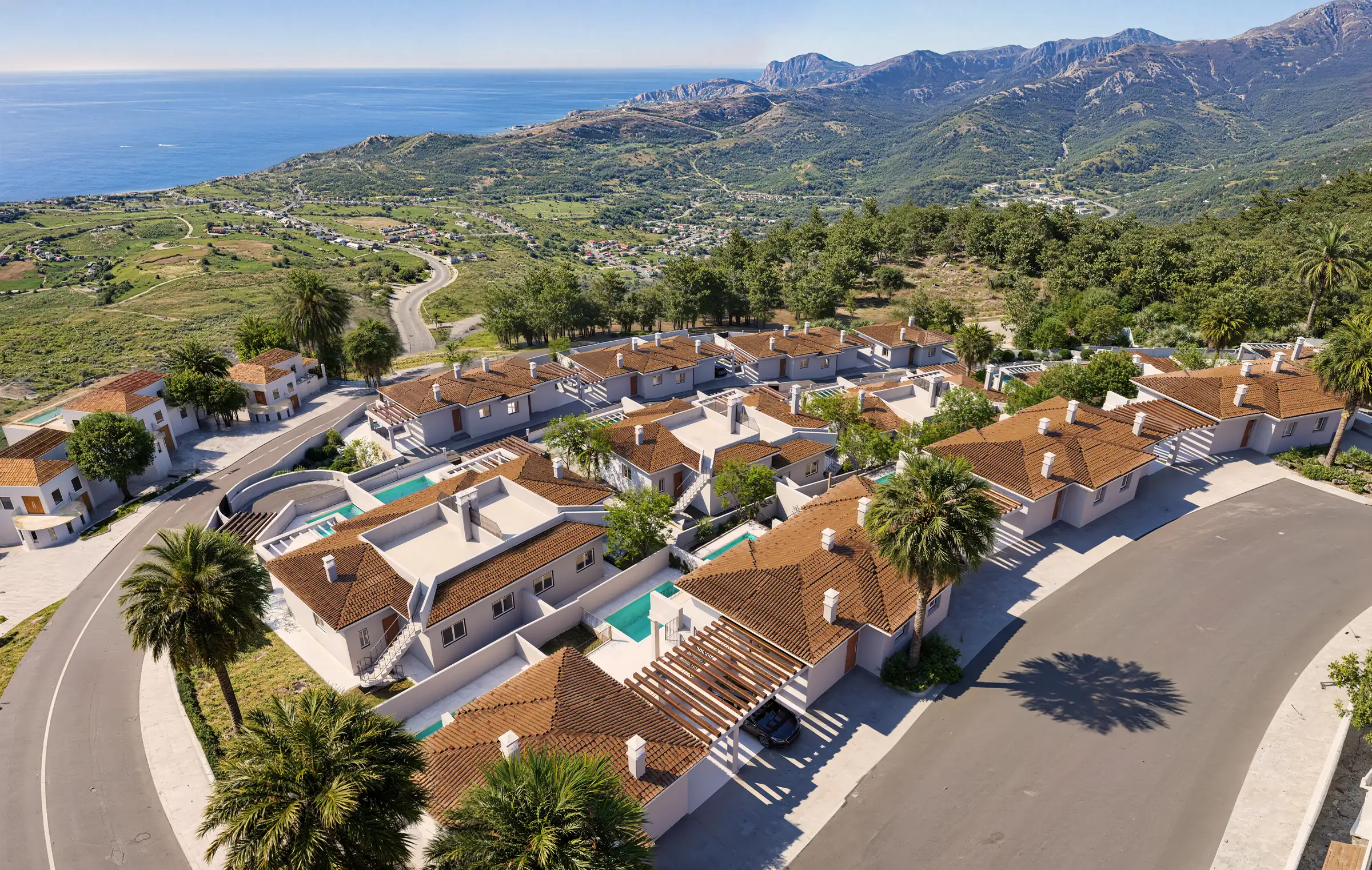 Visualisierung einer Luxus-Villenanlage an der Costa del Sol in Spanien Hohes Luftbild-Rendering einer Luxus-Villenanlage am Hang, dahinter die Mittelmeerküste und die Berge