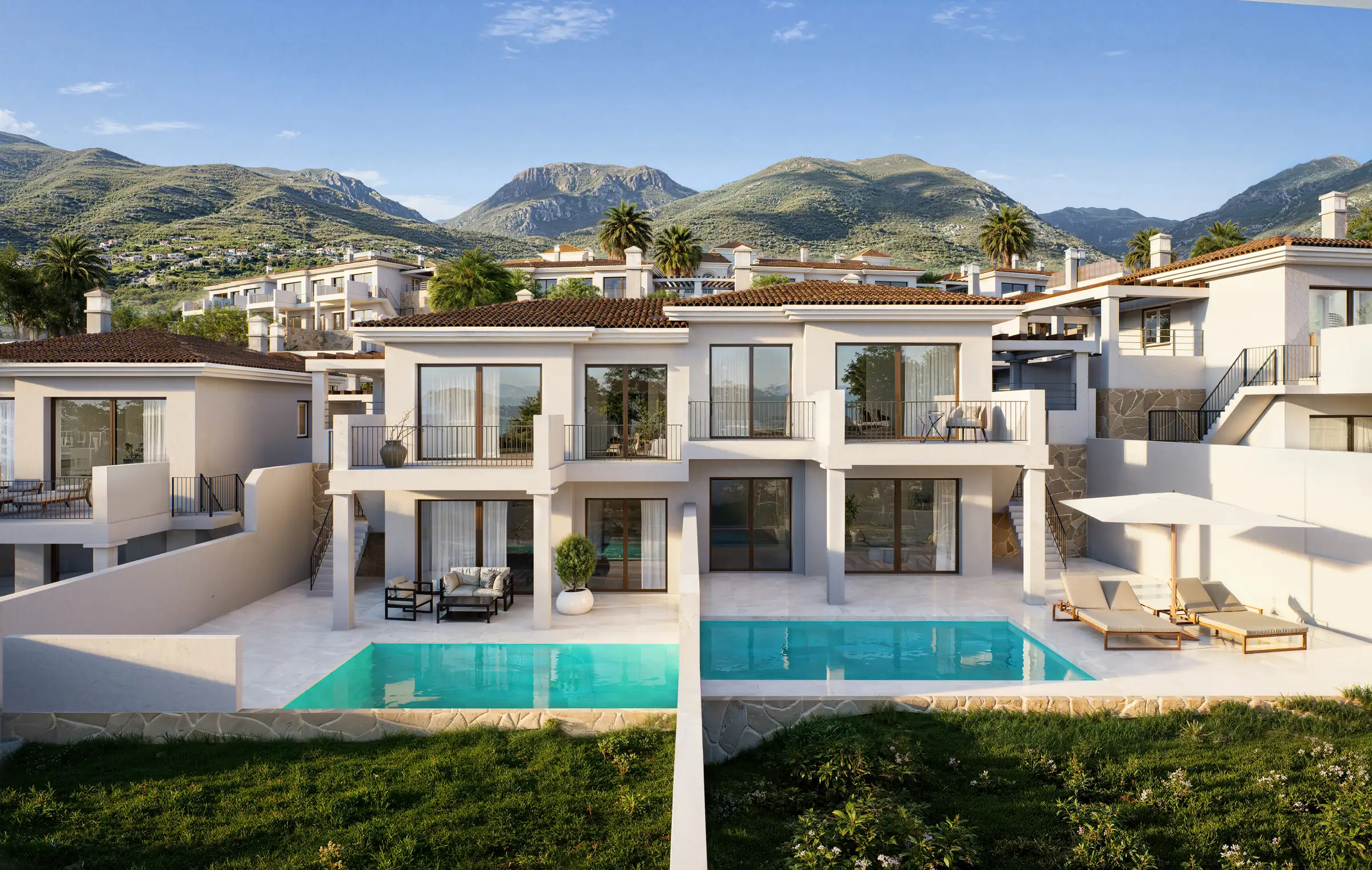 Visualisierung einer Luxus-Villenanlage an der Costa del Sol in Spanien Rendering einer weißen zweigeschossigen Villa mit Terrassen, Balkonen und eigenem Pool, vom Rasen im Garten aus gesehen