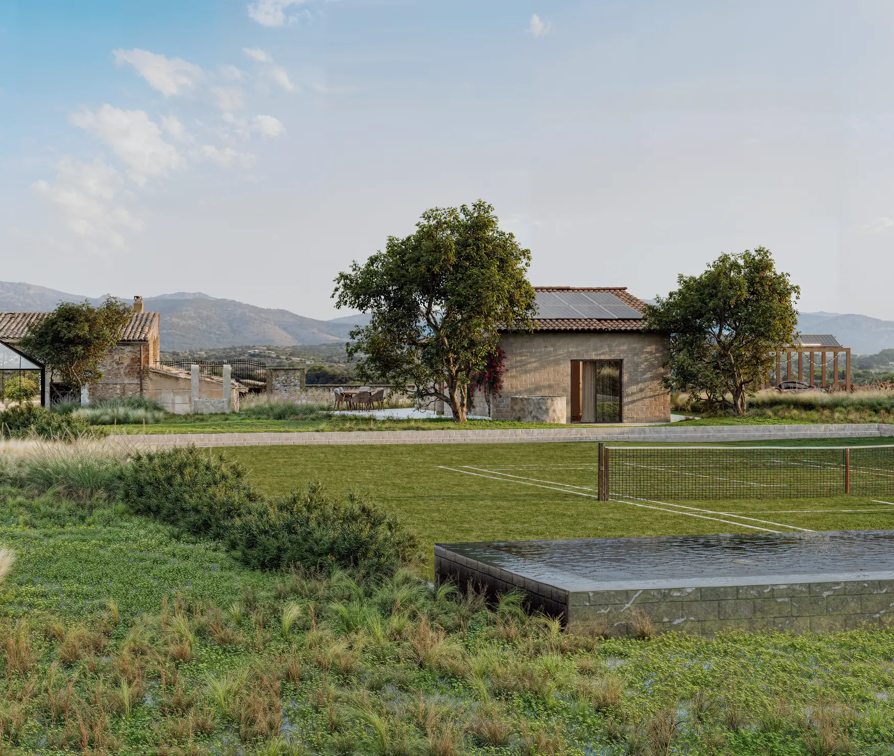 Render a nivel del jardín de una finca de Mallorca con piscina revestida de piedra, pista de tenis de césped, invernadero y casa de piedra reformada