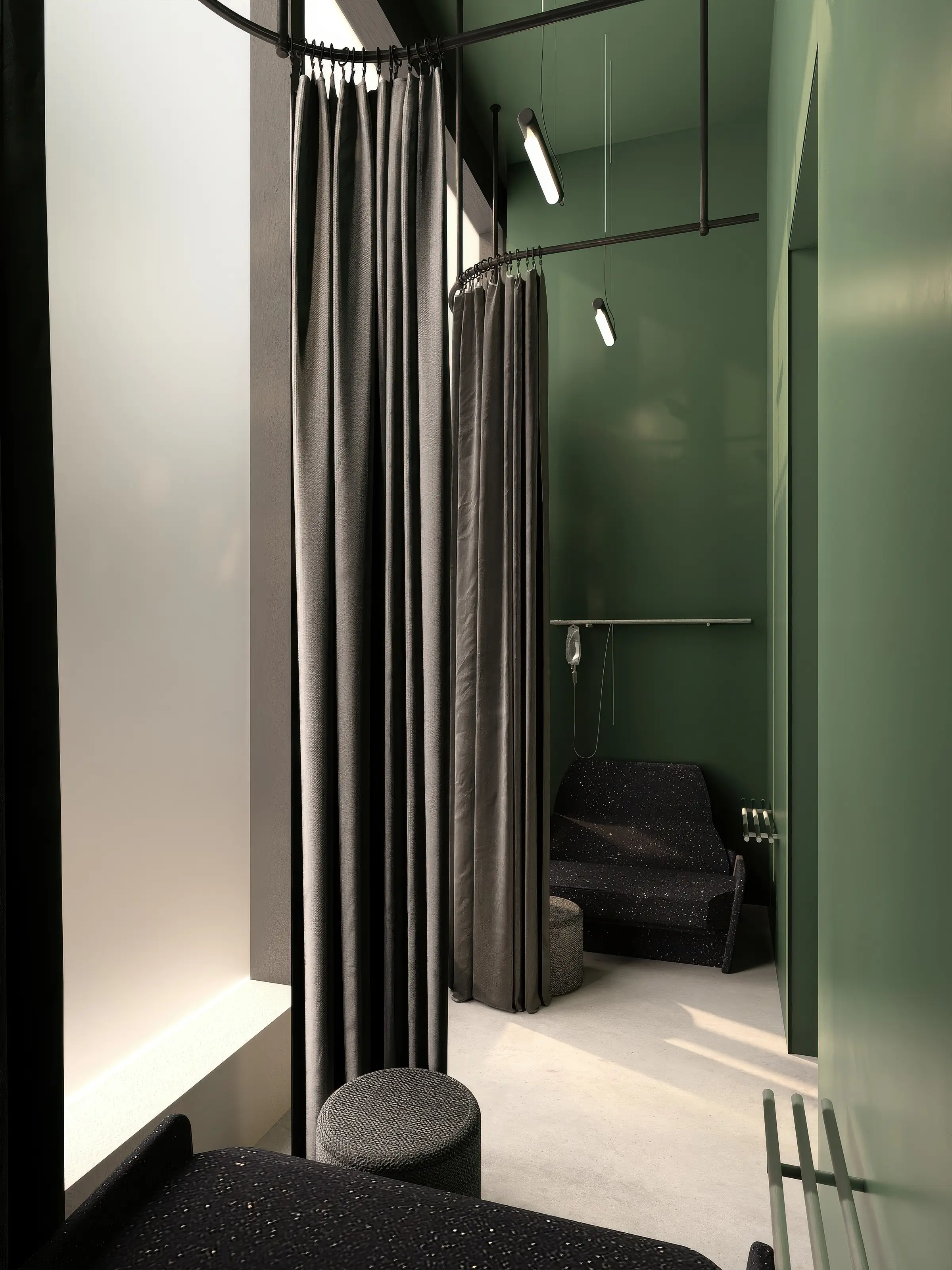 Render in staand formaat van een ruimte voor IV-therapie met een loungestoel achter donkere gordijnen, groene wanden en een matglazen raam
